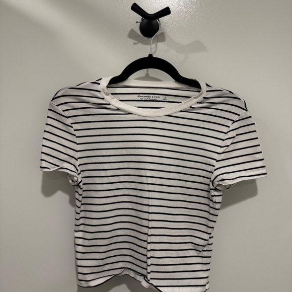 Abercrombie & Fitch Essential Tuckable Baby Tee – Soft A&F Essentials, Slim Fit - Picture 2 of 4